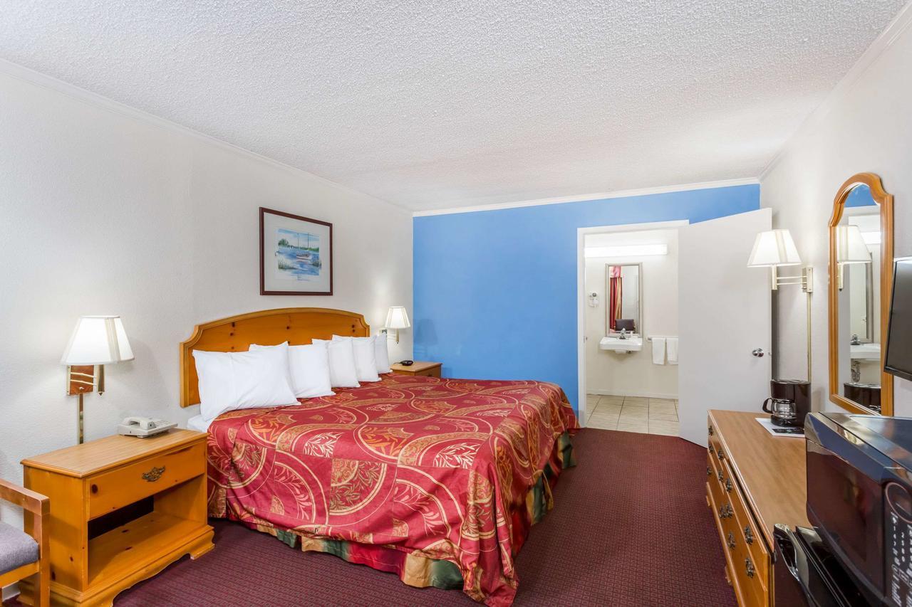Days Inn By Wyndham Summerton Bagian luar foto