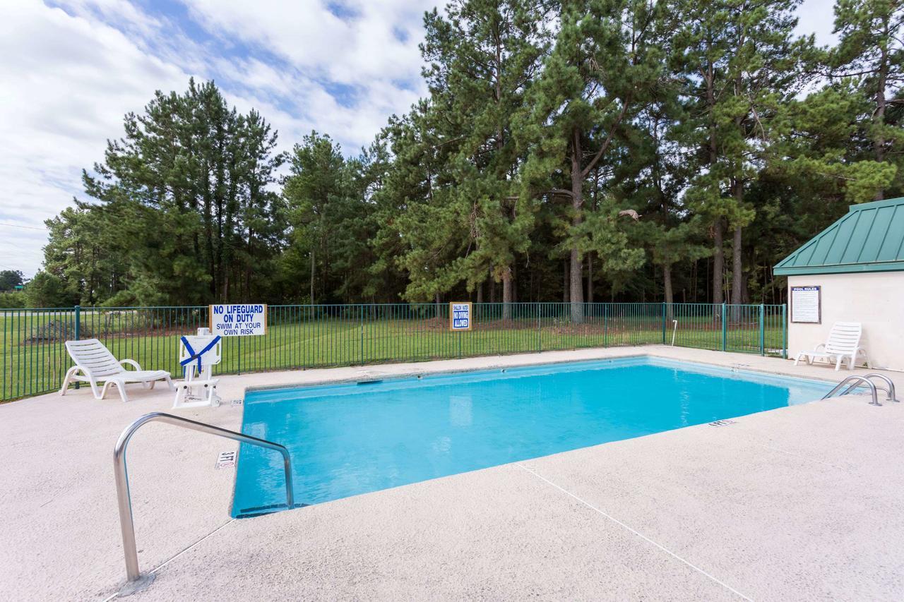 Days Inn By Wyndham Summerton Bagian luar foto