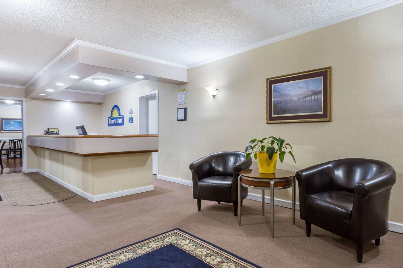 Days Inn By Wyndham Summerton Bagian luar foto