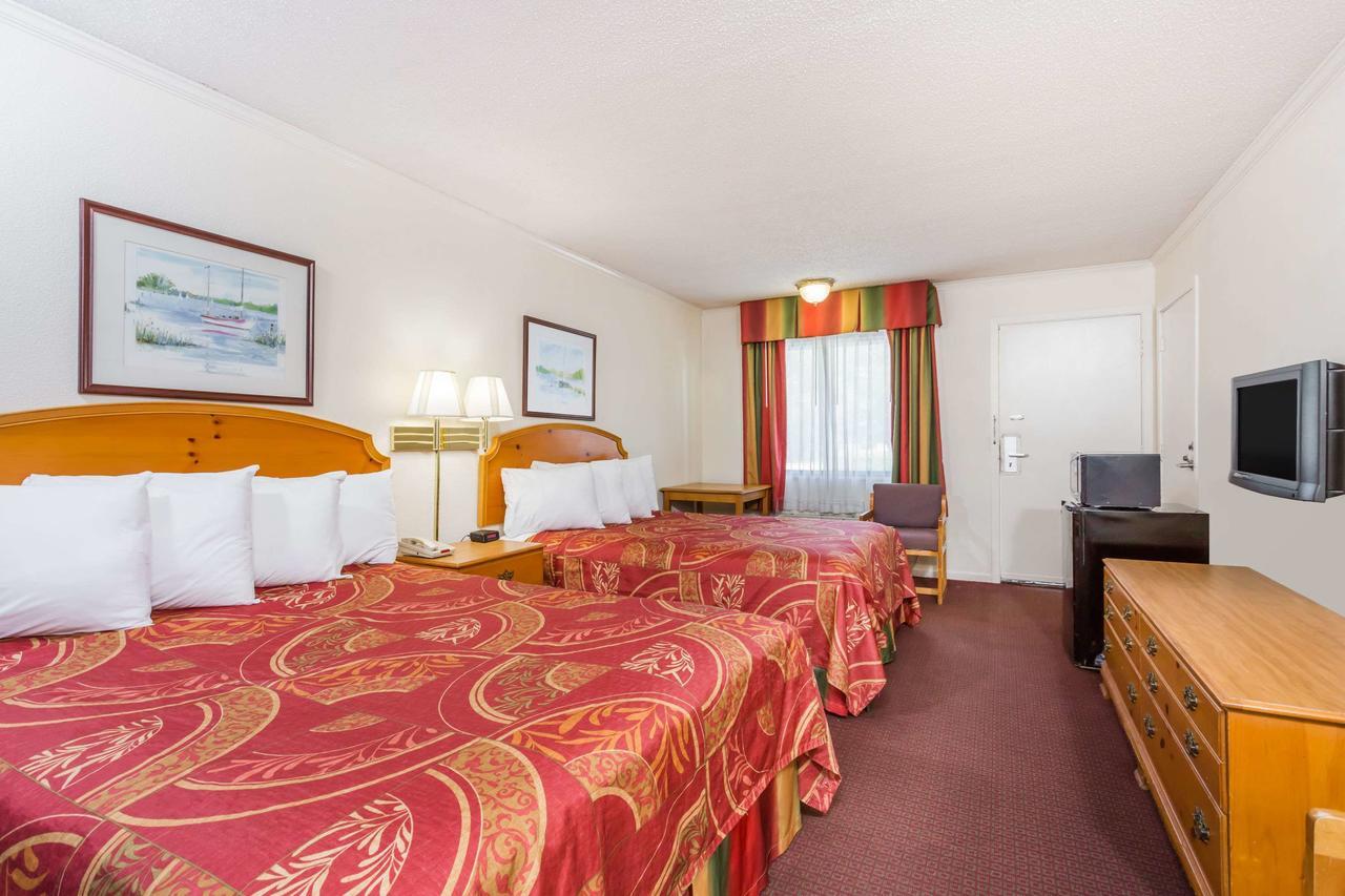 Days Inn By Wyndham Summerton Bagian luar foto