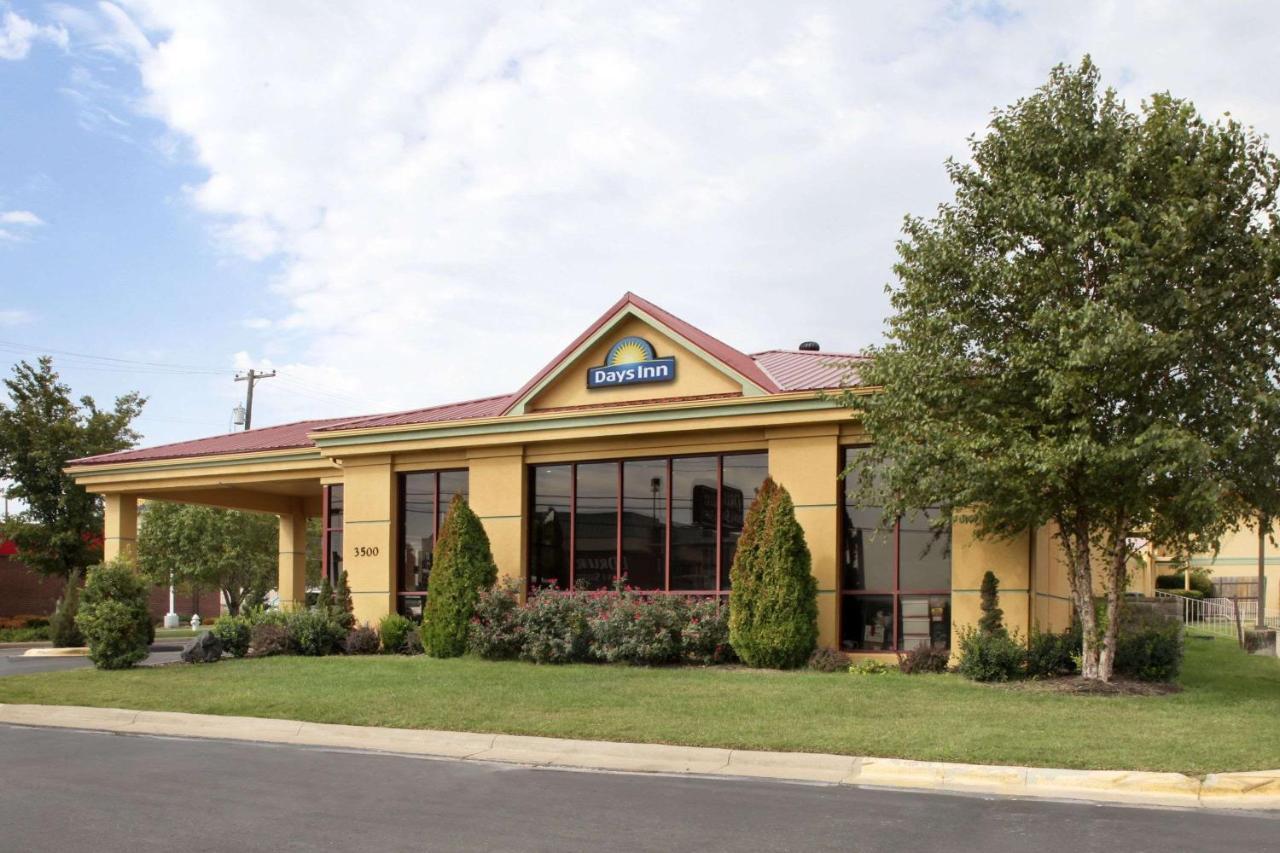 Days Inn By Wyndham Summerton Bagian luar foto
